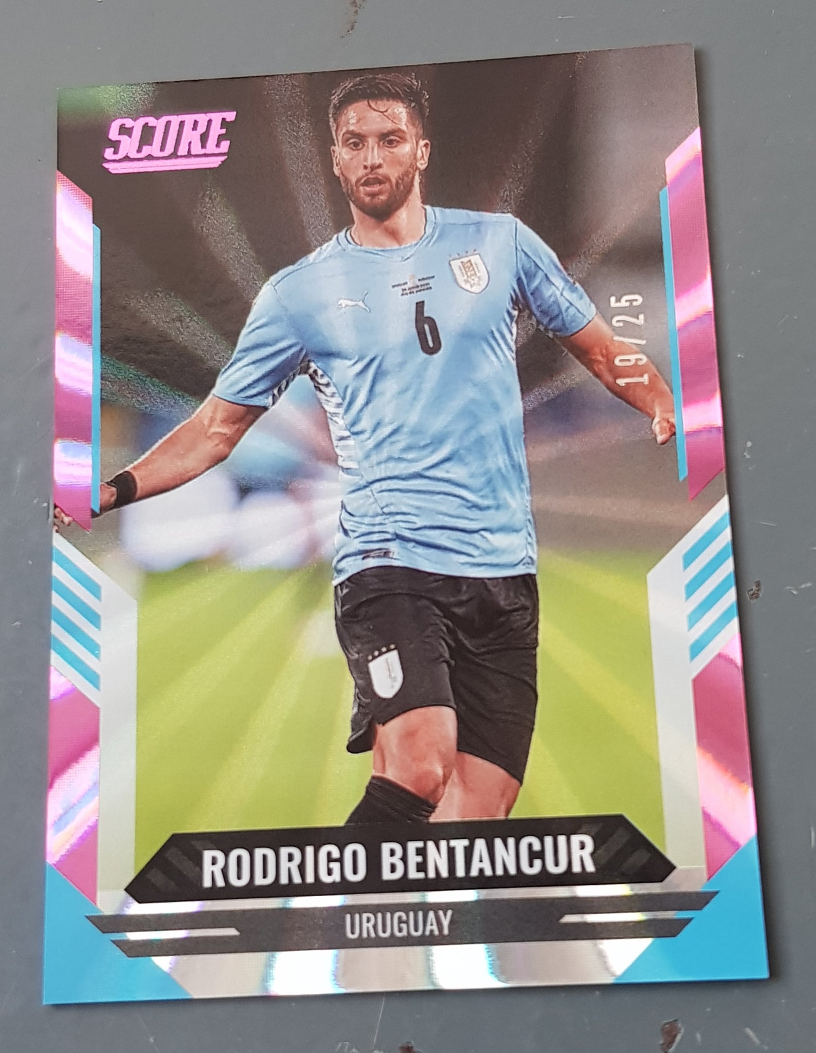 2021-22 Panini Score FIFA Rodrigo Bentancur #23 Pink Laser Parallel /25 Trading Card