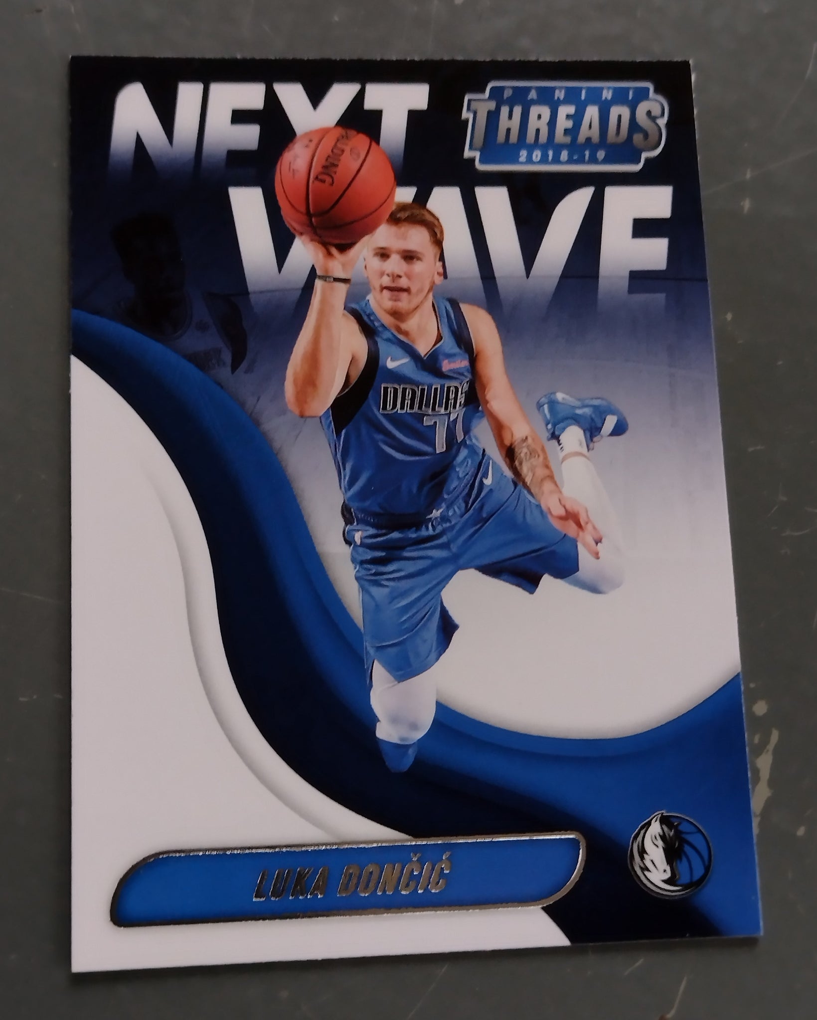 2018-19 Panini Threads Basketball Luka Doncic Next Wave #3 Rookie Card